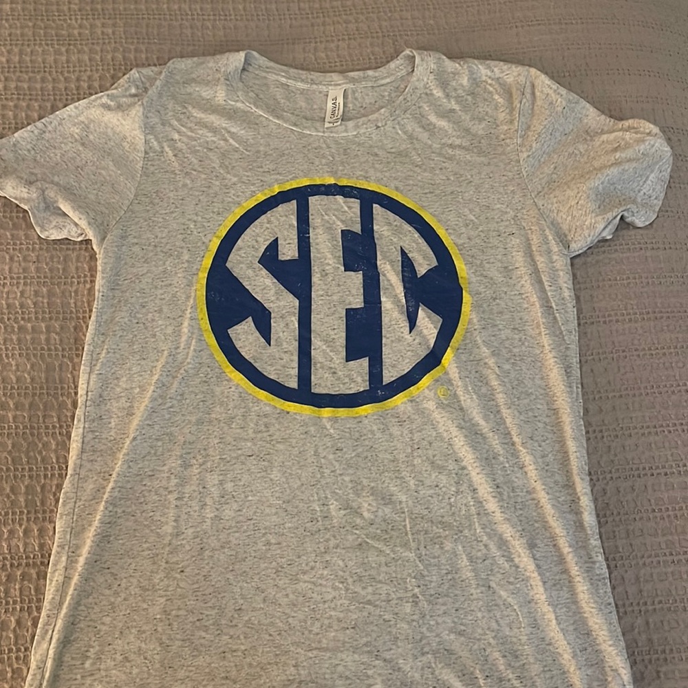 size small graphic tshirt